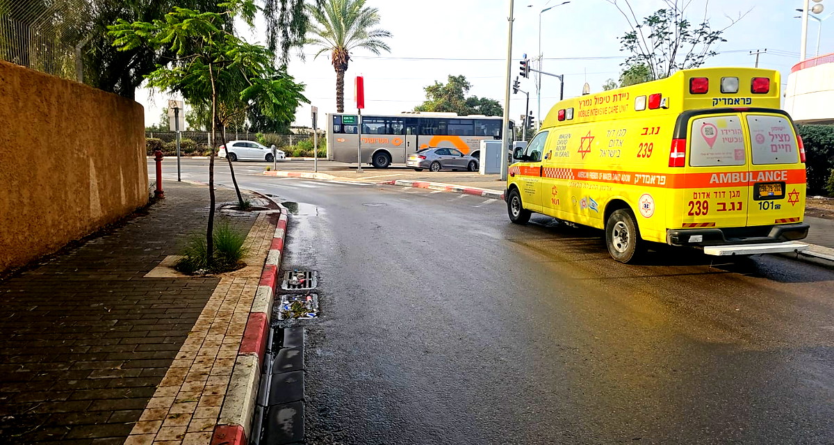 إصابة خمسة أشخاص إثر حادث طرق وقع بين ثلاث مركبات على شارع 60 في منطقة النقب