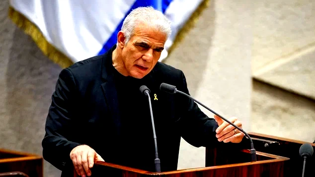 لابيد يضع شروطا للعفو عن نتنياهو: اعتراف بالذنب وندم