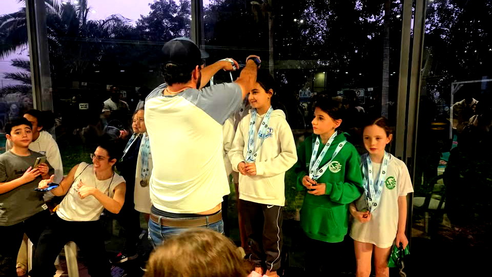 لنى سامر مطر.. نجمة تتلألأ في سماء رياضة السباحة 