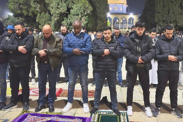 أجواء رمضانية روحانية: آلاف المصلين يحيون صلاة التراويح في رحاب المسجد الأقصى
