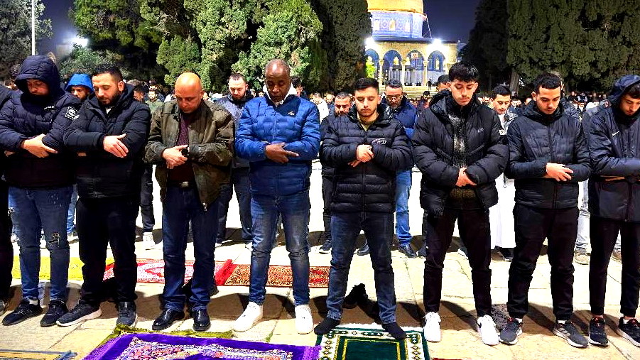 أجواء رمضانية روحانية: آلاف المصلين يحيون صلاة التراويح في رحاب المسجد الأقصى