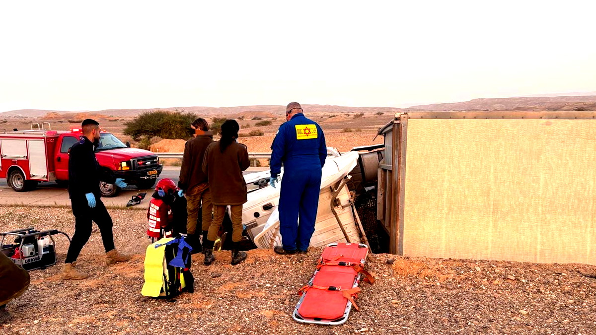 إصابة رجل بجراح خطيرة إثر انقلاب شاحنة على شارع 90 في الجنوب