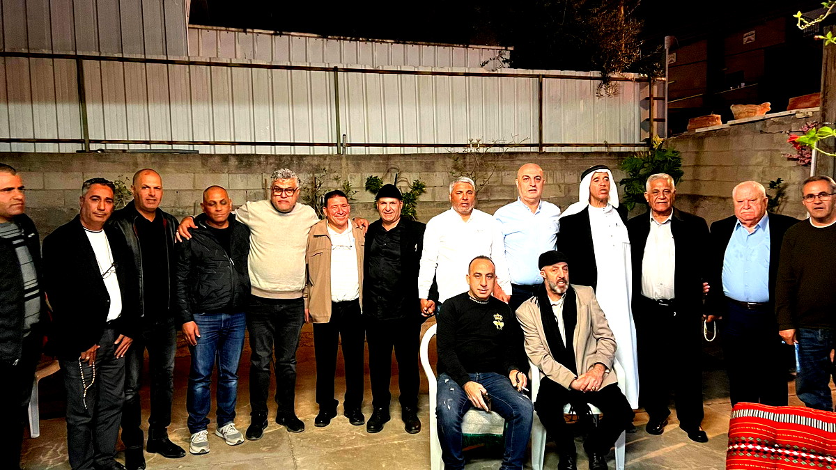 وفد رسمي من منتدى عزوتنا يقدم واجب العزاء في رهط: مجتمعنا يستحق الأمن والاستقرار بعيدًا عن الفوضى والمآسي