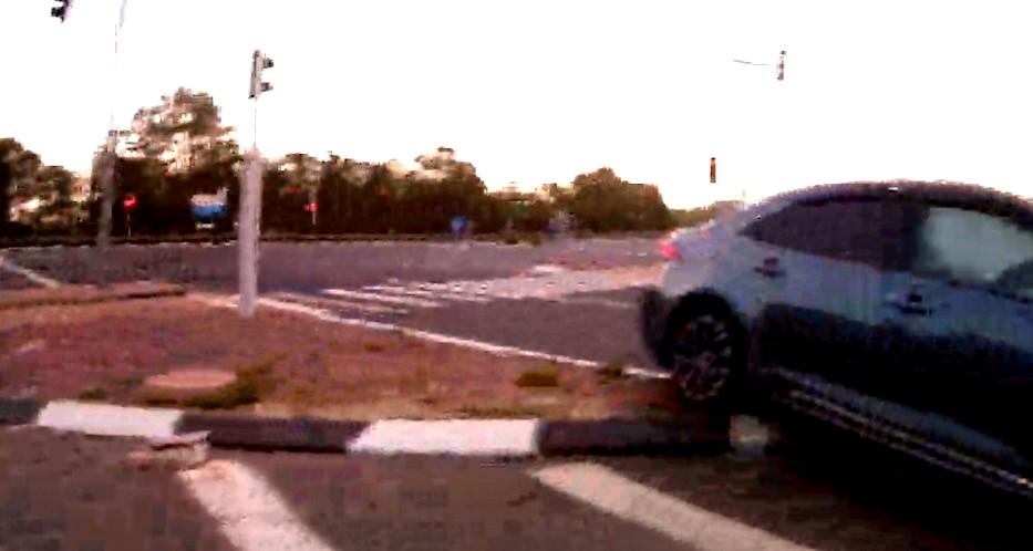 تجاوز الإشارات الحمراء واصطدم بشاحنة.. اعتقال شاب (24 عامًا) من الخليل بعد مطاردة بشبهة سرقة سيارة 