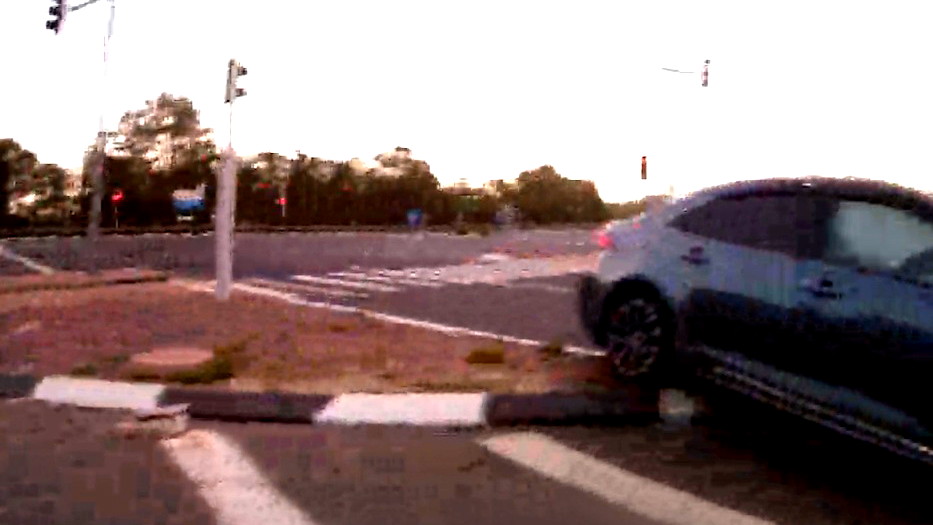 تجاوز الإشارات الحمراء واصطدم بشاحنة.. اعتقال شاب (24 عامًا) من الخليل بعد مطاردة بشبهة سرقة سيارة 