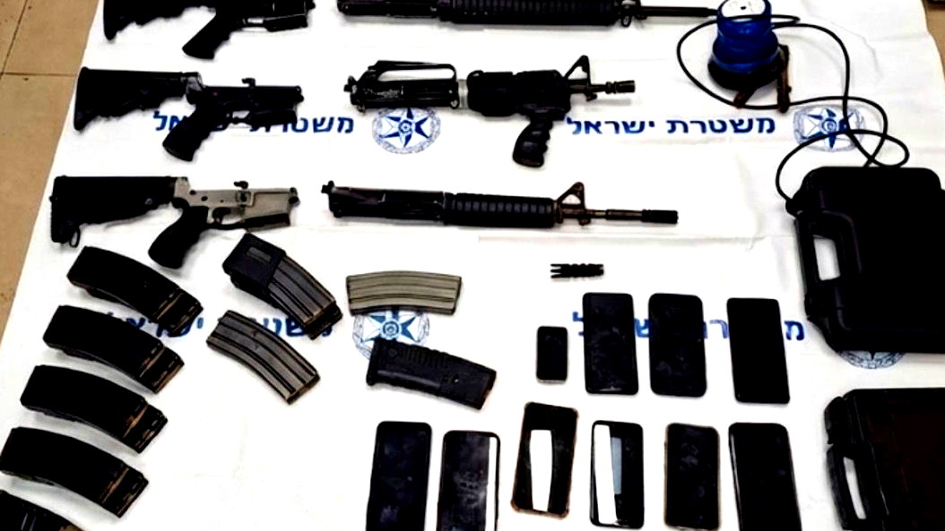 القدس: ضبط 3 بنادق (M16) وكميات من الذخيرة واعتقال مشتبه في حي أبو طور