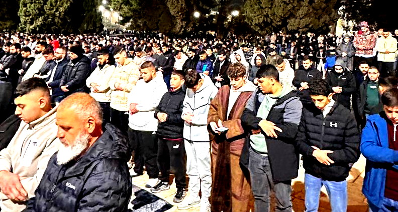 أجواء إيمانية مهيبة: الآلاف يحيون صلاتي العشاء والتراويح في رحاب المسجد الأقصى المبارك