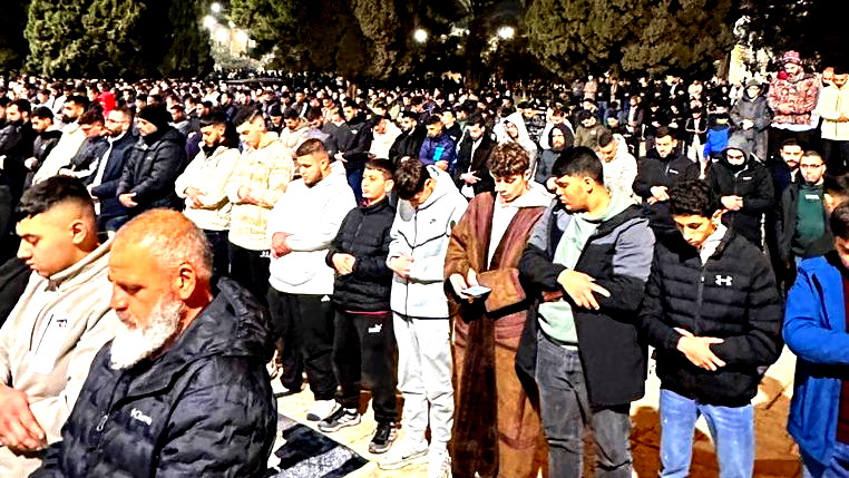 أجواء إيمانية مهيبة: الآلاف يحيون صلاتي العشاء والتراويح في رحاب المسجد الأقصى المبارك