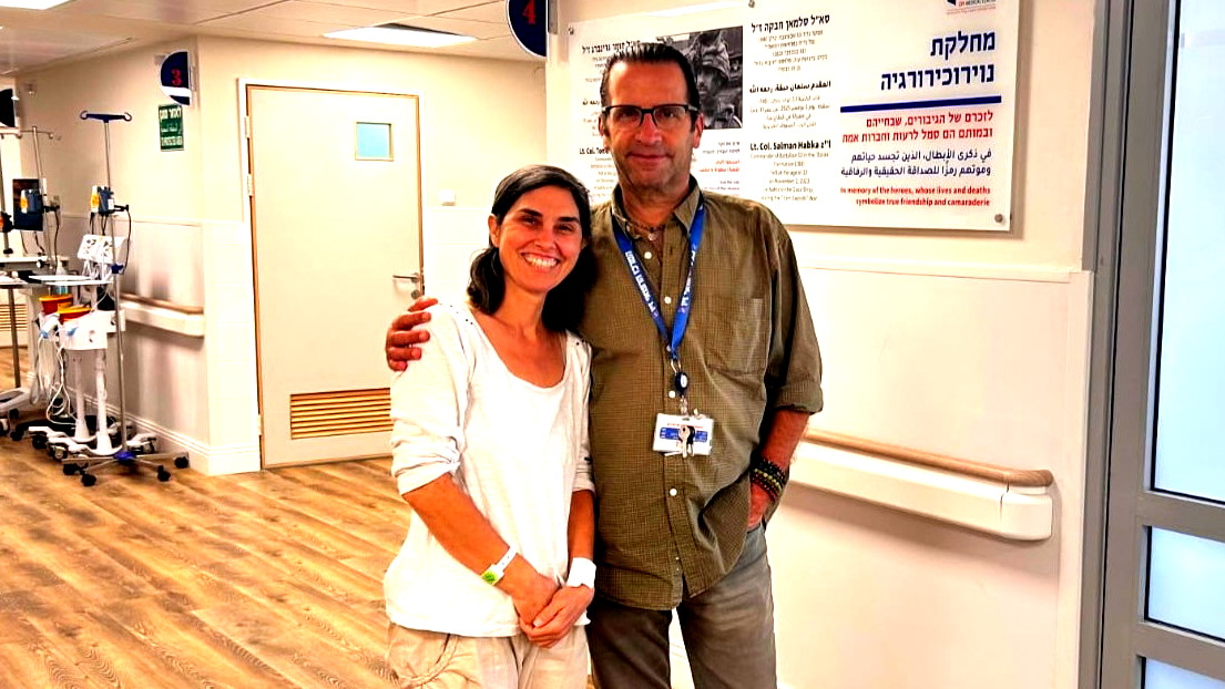 جراحة استثنائية في "زيڤ" تنقذ حياة معلمة من ورم دماغي نادر يشكل 1% من الحالات عالميًا