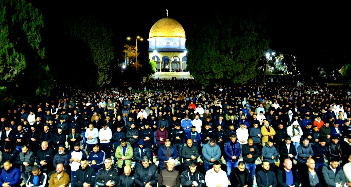 آلاف المصلين يؤدون صلاتي العشاء والتراويح في المسجد الأقصى المبارك بأجواء إيمانية وروحانية