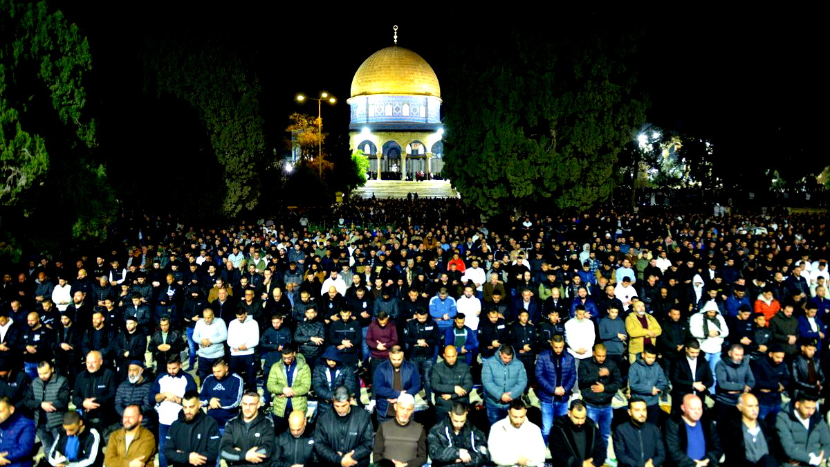 آلاف المصلين يؤدون صلاتي العشاء والتراويح في المسجد الأقصى المبارك بأجواء إيمانية وروحانية