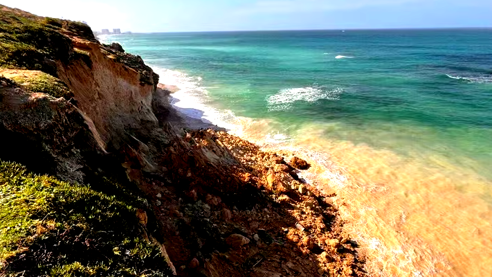 انهيار جرف في هرتسليا.. وسلطة الطبيعة والحدائق تحذر من اقتراب المواطنين