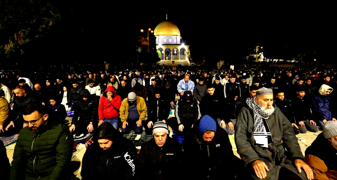 مشهد إيماني حاشد: 60 ألف مصلٍ يؤدون صلاتي العشاء والتراويح في رحاب المسجد الأقصى