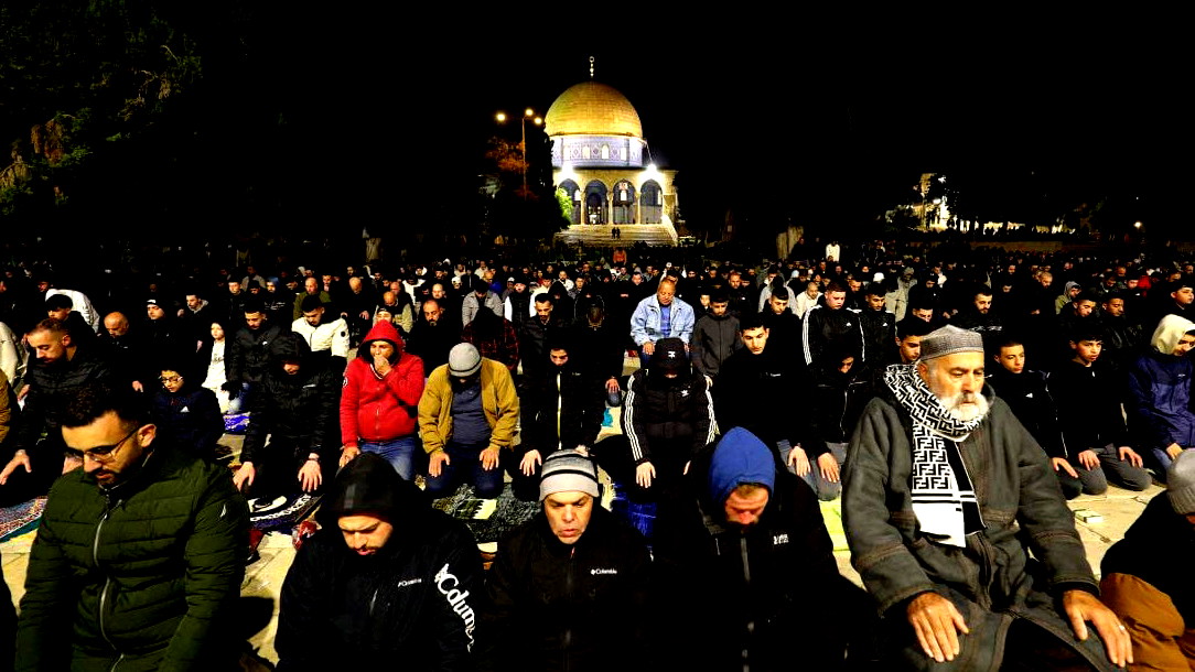 مشهد إيماني حاشد: 60 ألف مصلٍ يؤدون صلاتي العشاء والتراويح في رحاب المسجد الأقصى