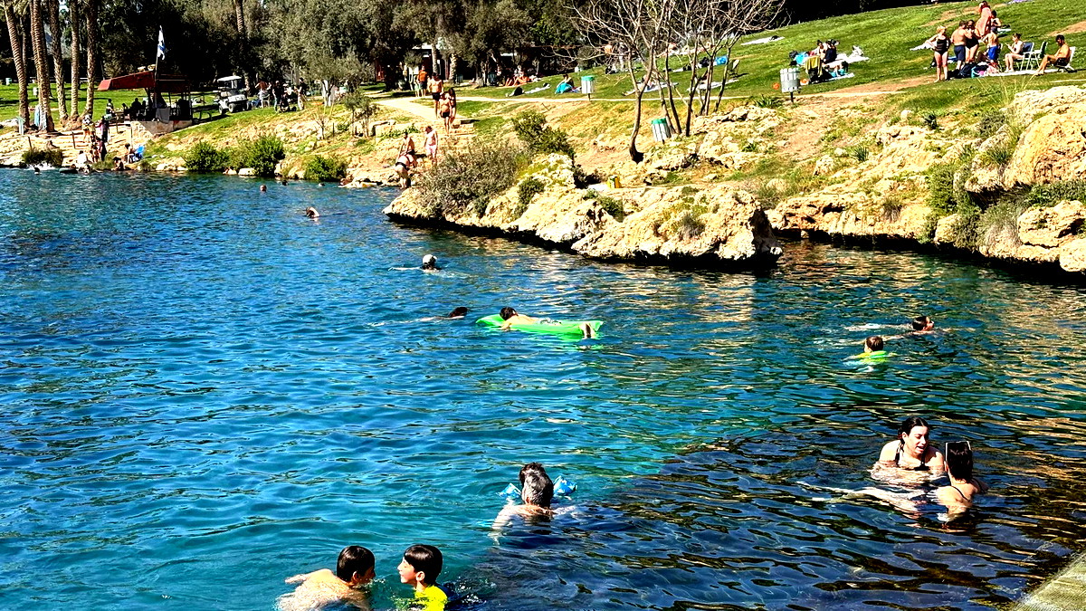 انخفاض درجات الحرارة وأمطار على معظم المناطق