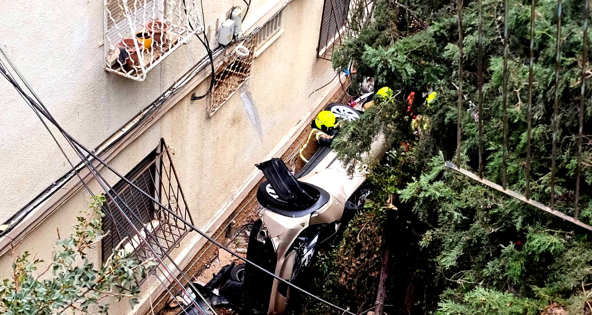 حيفا:إصابة متوسطة لسيدة وشابة إثر تعرضهما لحادث طرق ذاتي وإنقلاب سيارة وسقوطها في ساحة بناية سكنية