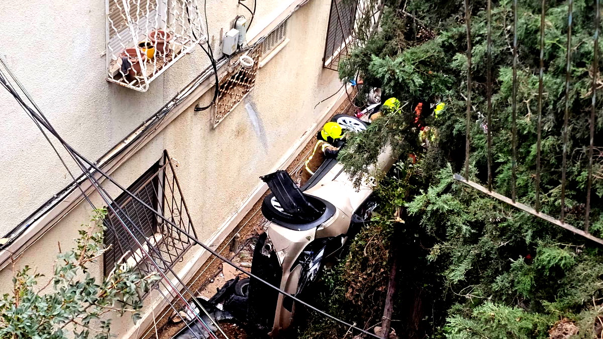 حيفا:إصابة متوسطة لسيدة وشابة إثر تعرضهما لحادث طرق ذاتي وإنقلاب سيارة وسقوطها في ساحة بناية سكنية