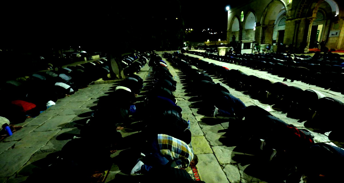 القدس: آلاف المصلين يؤدون صلاتي العشاء والتراويح في المسجد الأقصى المبارك