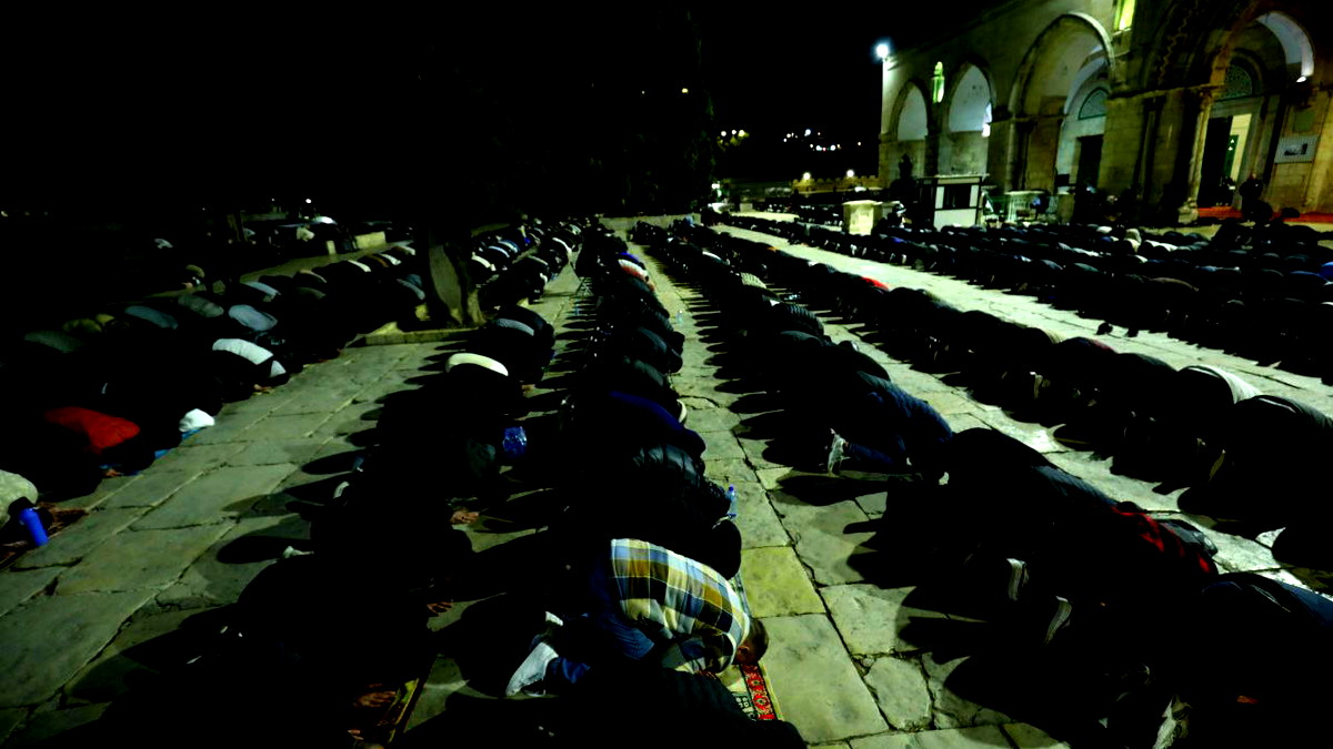 القدس: آلاف المصلين يؤدون صلاتي العشاء والتراويح في المسجد الأقصى المبارك