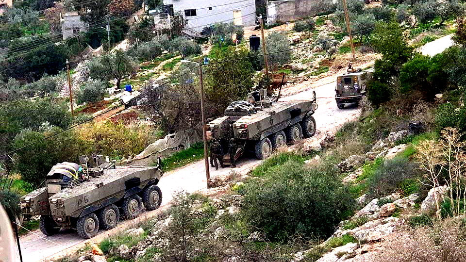 وسائل إعلام فلسطينيّة: قوات الجيش الإسرائيليّ تدفع بتعزيزاتٍ عسكرية كبيرة إلى مدينة طولكرم ومخيّمَيها