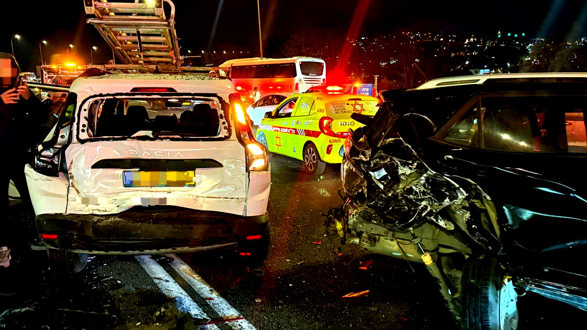 شارع 1: إصابة 7 أشخاص بينهم حالتان خطيرتان إثر حادثي طرق متزامنين وشلل مروري في المنطقة