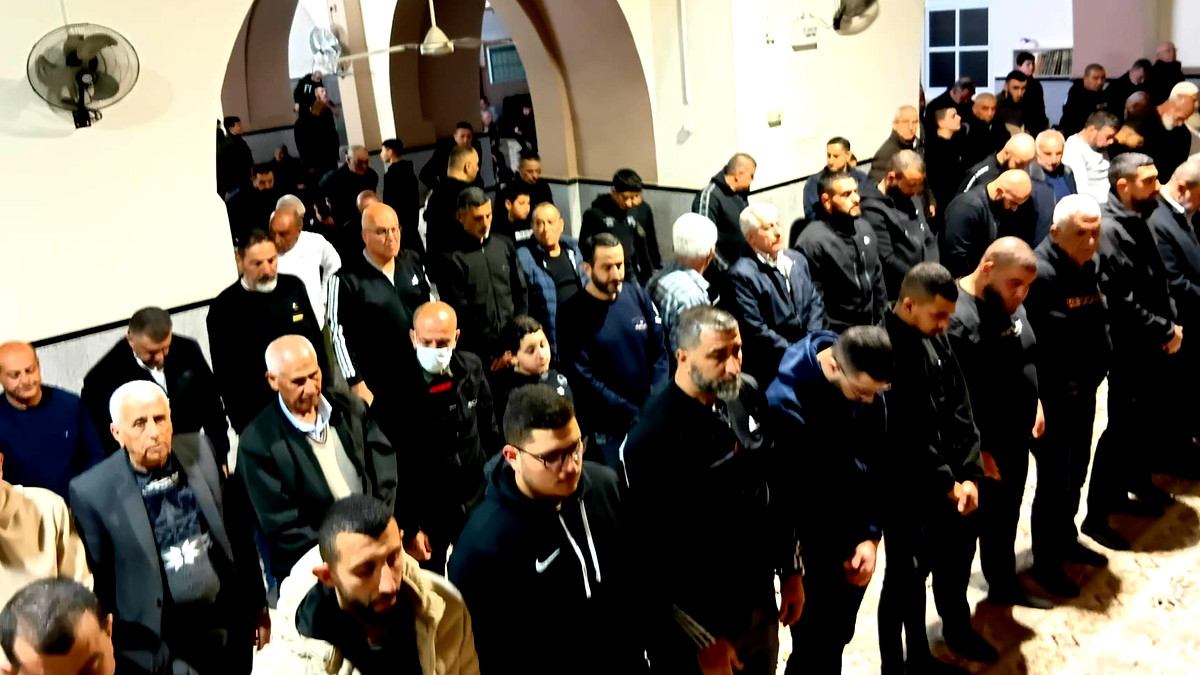 أجواء إيمانية عامرة: مشاركة واسعة في صلاتي العشاء والتراويح بمسجد عرابة الكبير