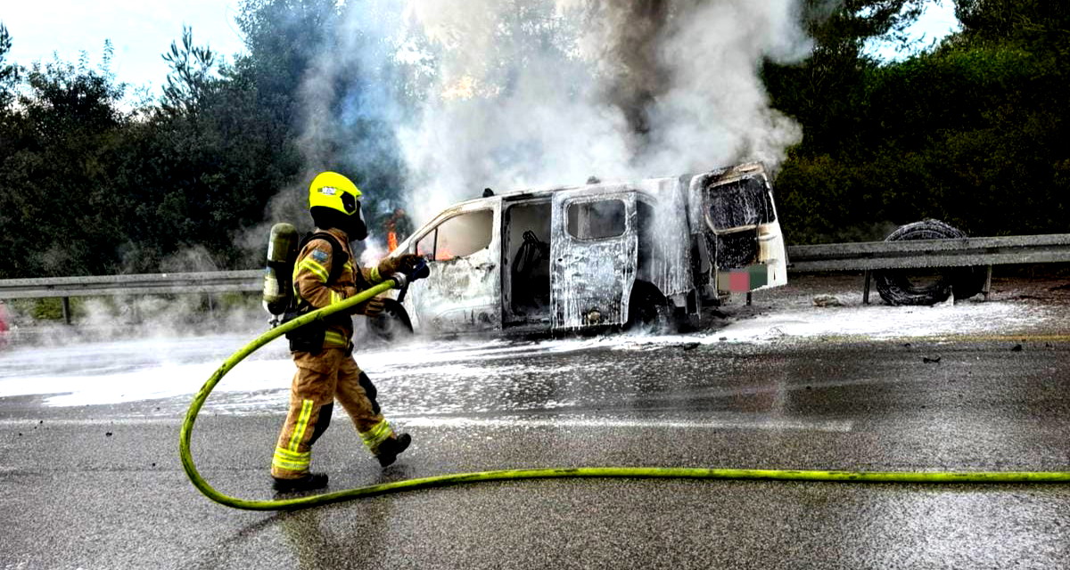 اندلاع النيران داخل مركبة على شارع 6 بالقرب من وادي عارة... لم تُسجل إصابات 