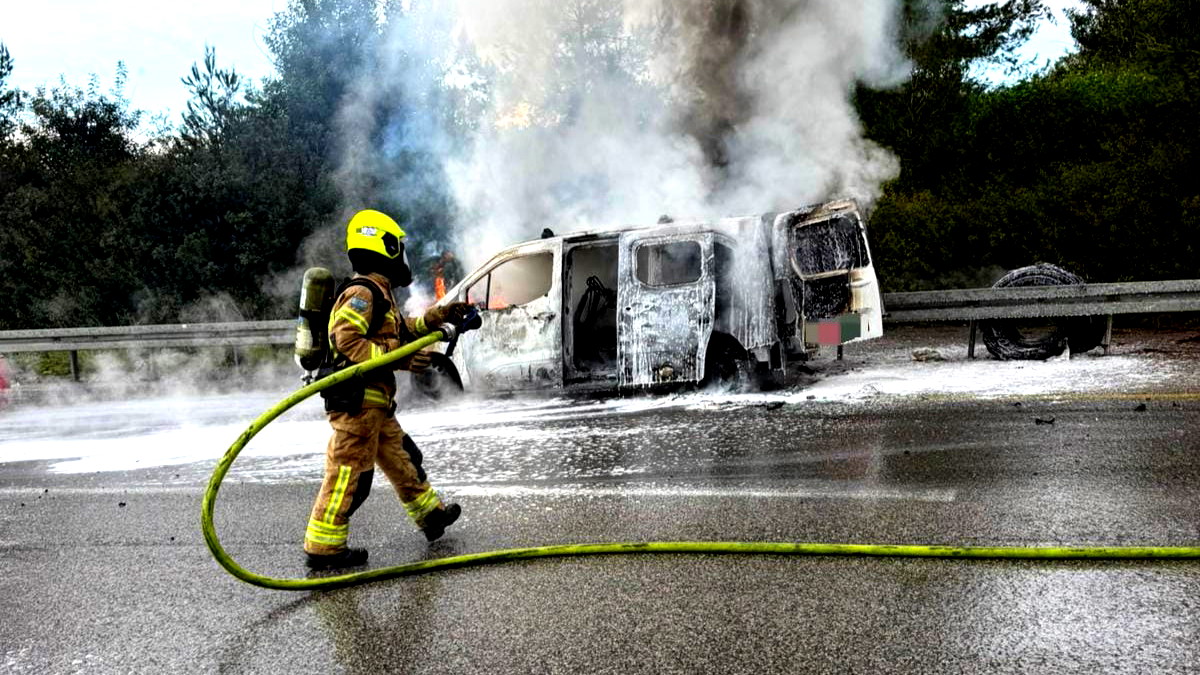 اندلاع النيران داخل مركبة على شارع 6 بالقرب من وادي عارة... لم تُسجل إصابات 