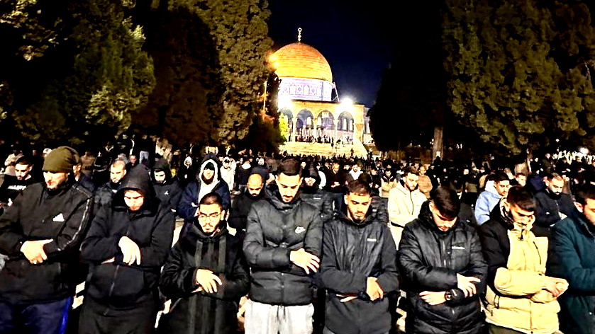 مشهد إيماني حاشد: 40 ألف مصلٍ يحيون صلاتي العشاء والتراويح في المسجد الأقصى المبارك