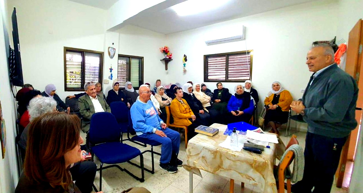 الكاتب الصحافي زياد شليوط يحاضر عن الصحافة العربية في نادي موفيت الشفاعمري