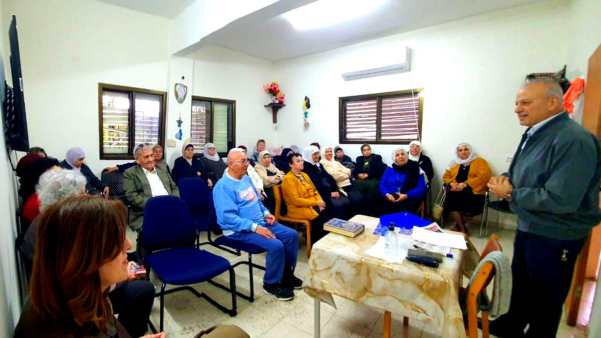 الكاتب الصحافي زياد شليوط يحاضر عن الصحافة العربية في نادي موفيت الشفاعمري