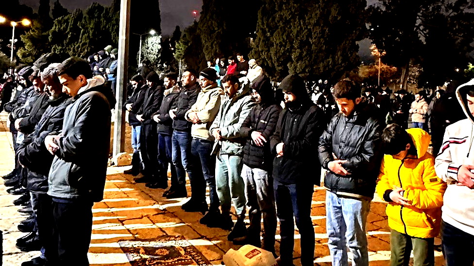 في ليلة العاشر من رمضان: 35 ألف مصلٍ يحيون صلاتي العشاء والتراويح في رحاب المسجد الأقصى