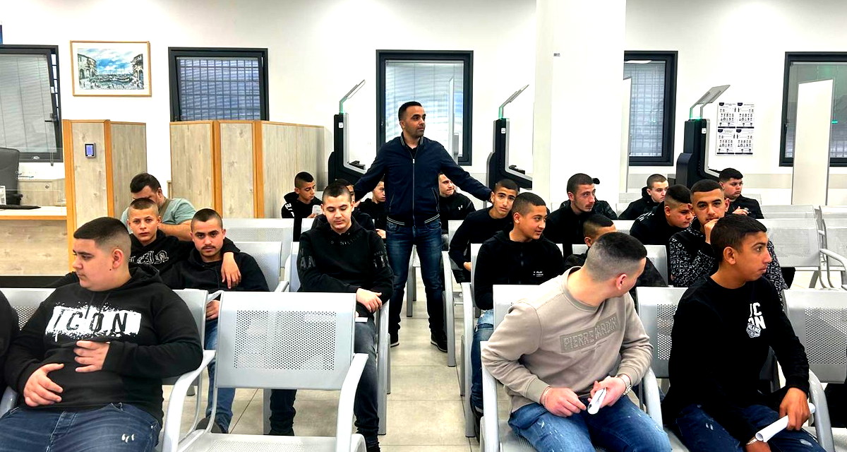 تعزيز الوعي المدني: طلاب مدرسة منارات التكنولوجية طرعان في زيارة تعليمية لمكاتب تسجيل السكان وإصدار بطاقات الهوية 