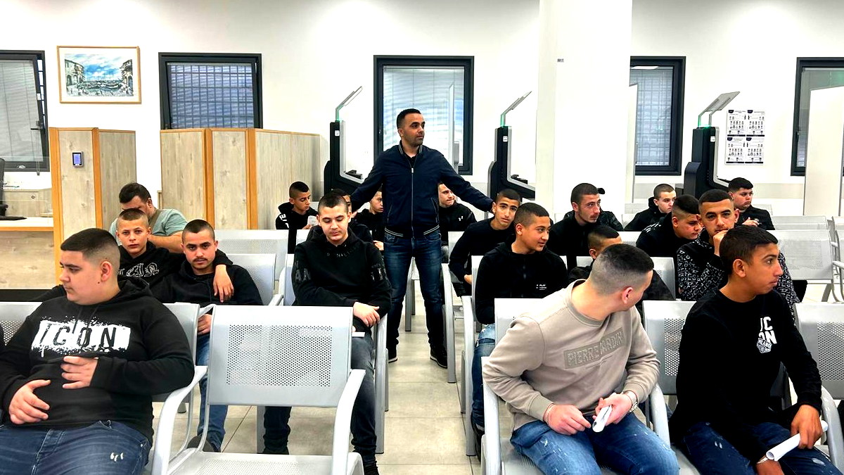 تعزيز الوعي المدني: طلاب مدرسة منارات التكنولوجية طرعان في زيارة تعليمية لمكاتب تسجيل السكان وإصدار بطاقات الهوية 