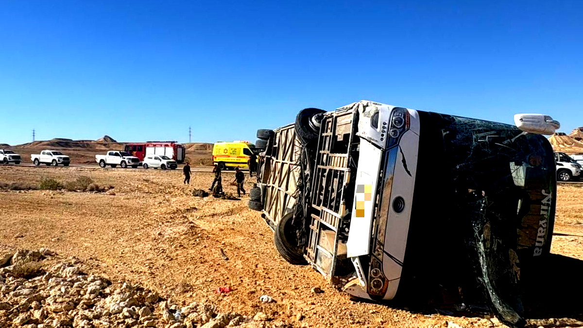 النقب: إصابة 21 شخصًا بجراح متفاوتة جراء انقلاب حافلة على شارع 40
