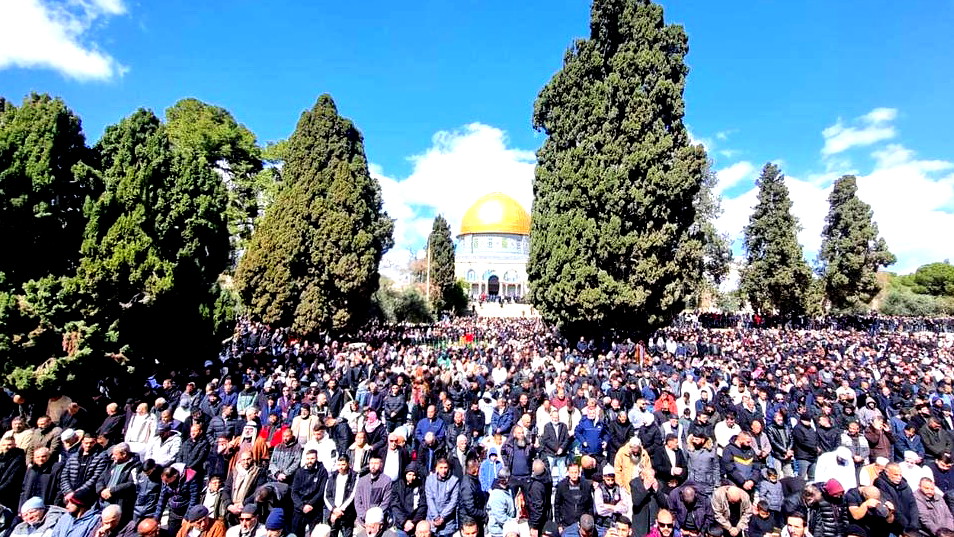 100 ألف مصلٍ أدوا صلاة الجمعة الثانية من رمضان في المسجد الأقصى المبارك رغم القيود