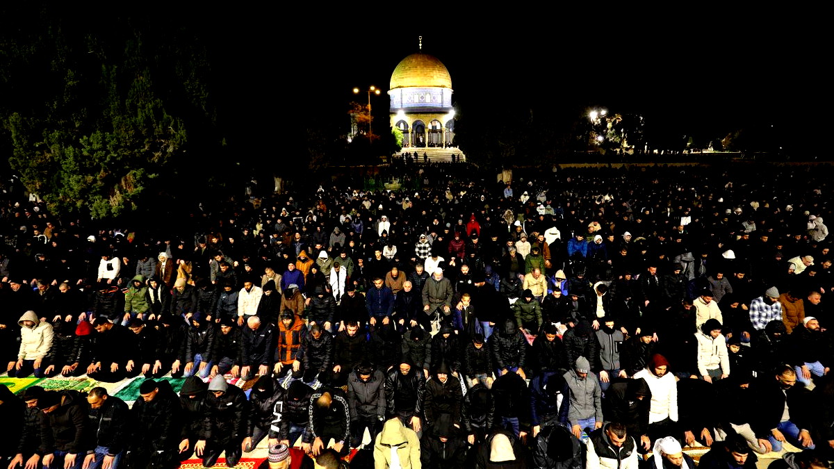 القدس: 70 ألف مصلٍ يؤدون صلاتي العشاء والتراويح في المسجد الأقصى المبارك
