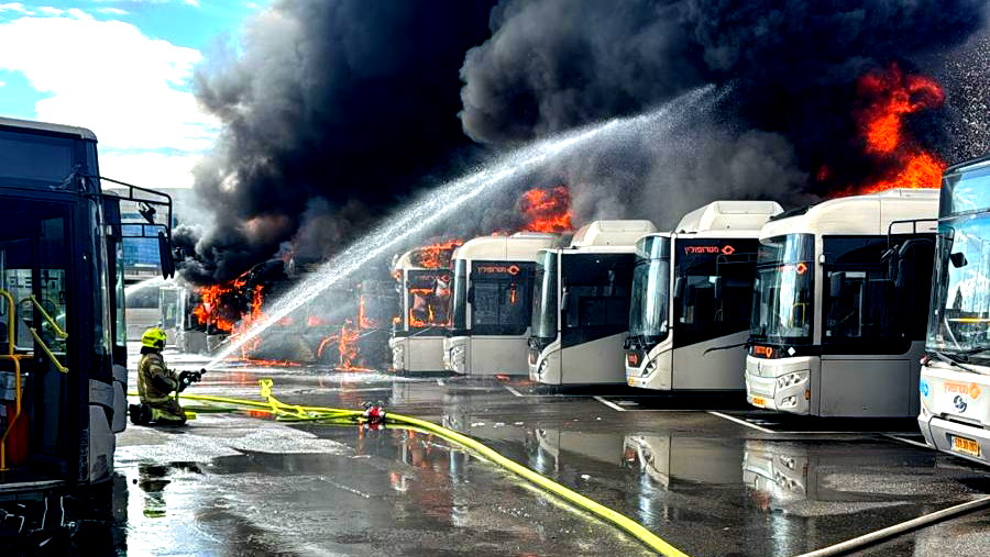 في حادث منفصل عن التطورات الراهنة: حريق في عدد من الحافلات داخل موقف سيارات في حولون دون تسجيل إصابات