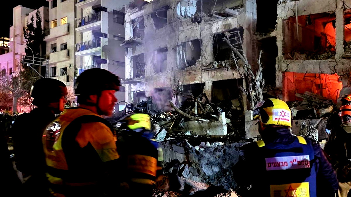 مقتل امرأة واصابة 21 شخصًا بجراح مفاوتة بعد سقوط صواريخ على مبنى في تل ابيب