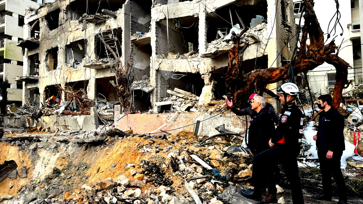 إطلاق صواريخ من ايران - انفجارات تهز المنطقة وسقوط شظايا في عدة مناطق 