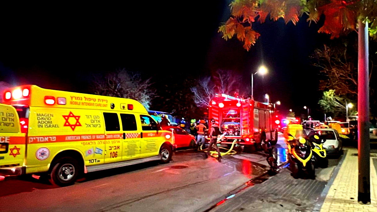 تل أبيب: إصابة رجل بجراح طفيفة إثر سقوط شظايا صاروخية