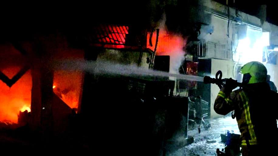 إصابات صاروخية مباشرة تستهدف مبنى سكنياً ومركزاً تجارياً في لواء "دان"