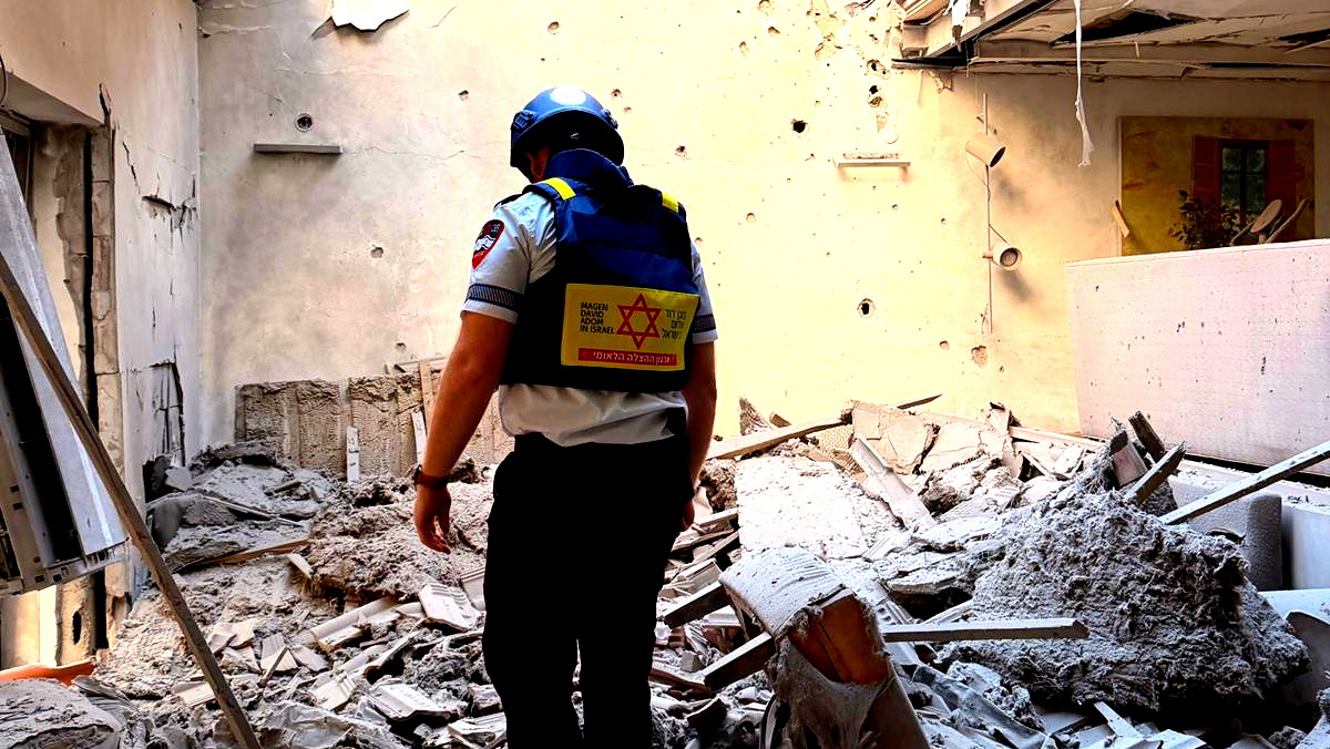 أضرار لحقت بـ 40 مبنى في منطقة سقوط الصاروخ  بتل ابيب