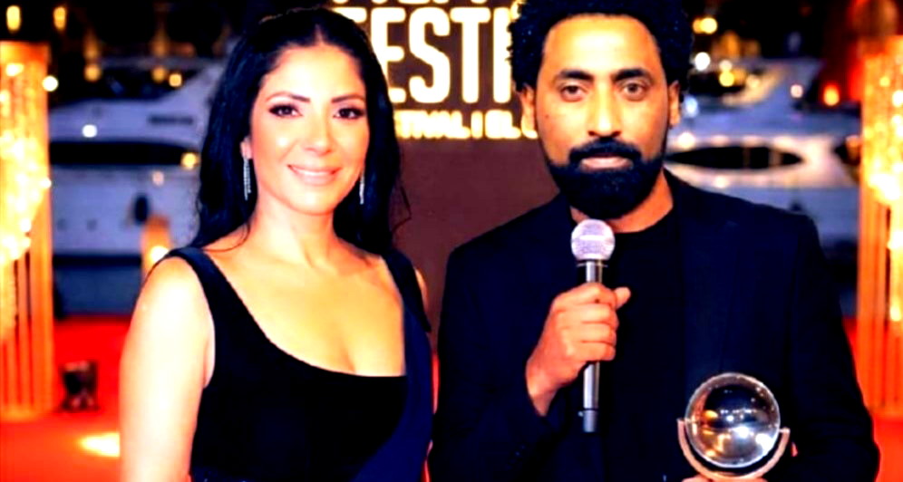 بحضور لافت- صورة تجمع المخرج أحمد بوجي والفنانة منى زكي خلال مهرجان الجونة السينمائي 