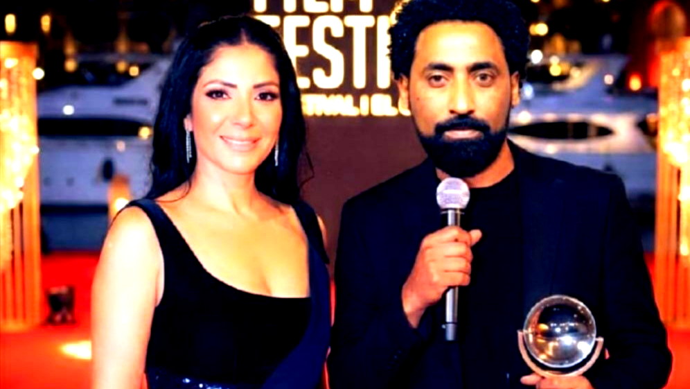 بحضور لافت- صورة تجمع المخرج أحمد بوجي والفنانة منى زكي خلال مهرجان الجونة السينمائي