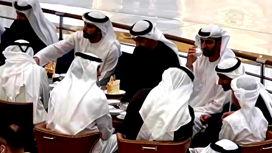 رئيس دولة الإمارات بين الناس في دبي مول في رسالة واضحة تؤكد الأمن واستمرار الحياة الطبيعية