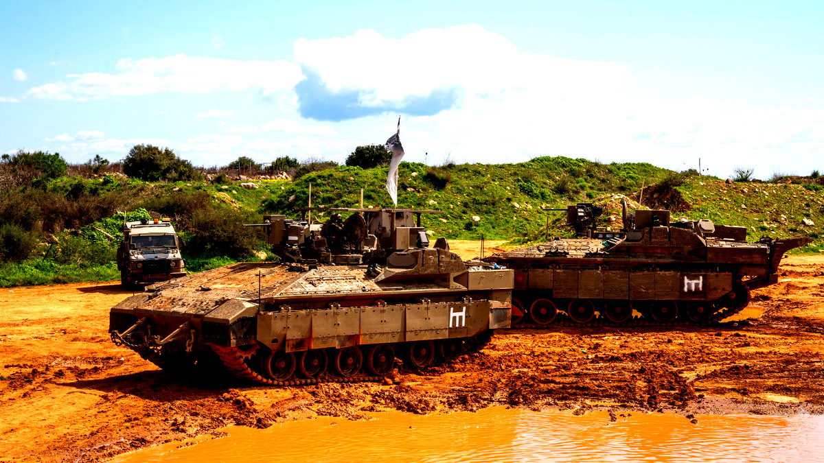 حشد عسكري جديد... الجيش الإسرائيلي يوسع انتشاره ويدفع بفرقتين إلى الحدود مع لبنان وسوريا