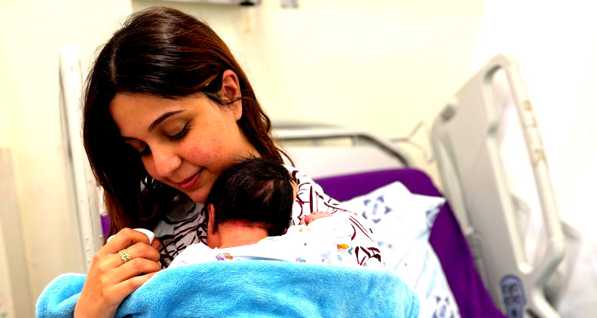 مي حمودة من البعينة نجيدات تلد طفلها ريان في المركز الطبي تسفون بالتزامن مع صفارات الإنذار داخل غرفة الولادة الآمنة 