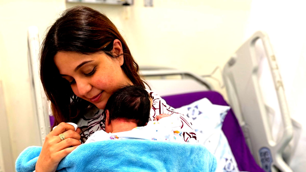 مي حمودة من البعينة نجيدات تلد طفلها ريان في المركز الطبي تسفون بالتزامن مع صفارات الإنذار داخل غرفة الولادة الآمنة 