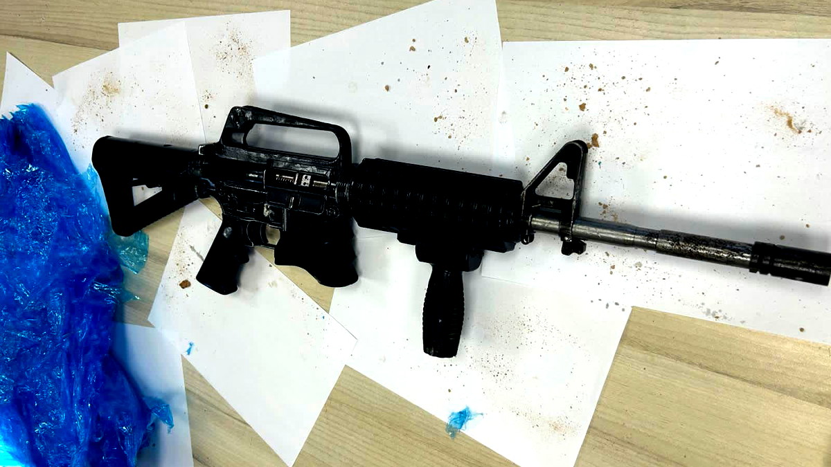 عرعرة النقب: العثور على أسلحة ووسائل قتالية في حظيرة أغنام وقرب مسجد.. اعتقال مشتبهين